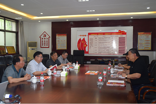 臨汾市市場(chǎng)監(jiān)督管理局局長(zhǎng)、非公企業(yè)黨委書記張東紅<br>在科海集團(tuán)調(diào)研非公黨建工作